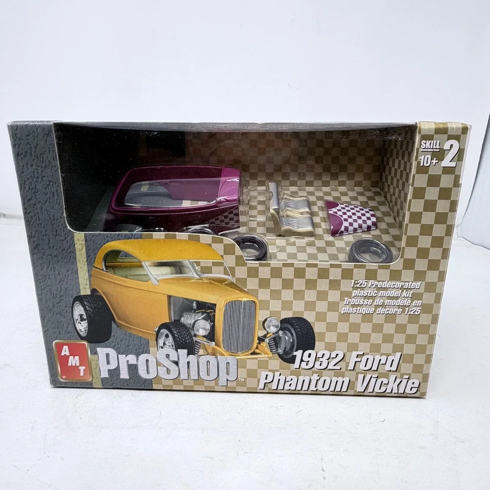 AMT ProShop 1932 Ford Phantom Vickie 1:25 Model Kit Predecorated Hot Rod 38203